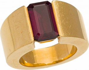 Gold ring with rhodolite
