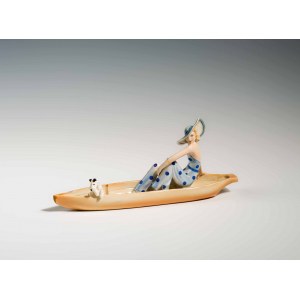 Stephan Dakon: Elegante Dame in einem Boot mit Hut und Foxterrier