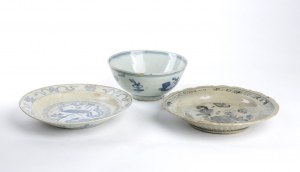 TWO 'BLUE AND WHITE' PORCELAIN SMALL DISHES AND A 'BLUE AND WHITE' PORCELAIN BOWL