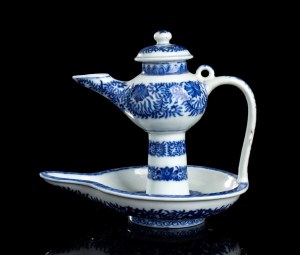 A 'BLUE AND WHITE' PORCELAIN EWER
