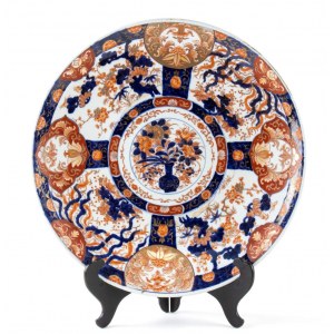 A LARGE 'IMARI' PORCELAIN DISH