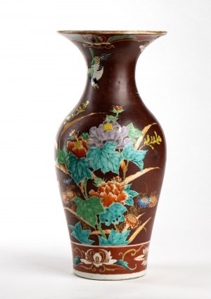 A POLYCHROME ENAMELLED AND LACQUERED PORCELAIN VASE