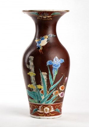 A POLYCHROME ENAMELLED AND LACQUERED PORCELAIN VASE