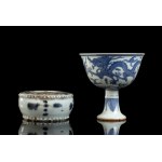 A 'BLUE AND WHITE' PORCELAIN STEM CUP AND A COMPASS HOLDER
