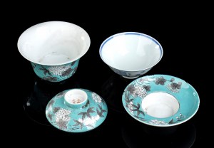 A POLYCHROME ENAMELLED PORCELAIN BOWL WITH SAUCER AND LID AND A 'BLUE AND WHITE' PORCELAIN BOWL