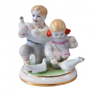 Kinder mit Tauben, entworfen von Swetlana Wladislawowna Golembowskaja Bolzan (1927-2016), Kiewer Experimentelle Keramische und Künstlerische Fabrik KEKHZ