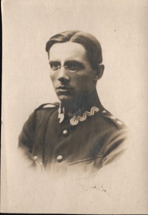 Fotografia - Poľská armáda] Portrét dôstojníka v hodnosti poručíka.