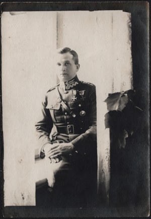 1st Cavalry Regiment of Józef Piłsudski] Photograph of Rotmistrz Kazimierz Busler. After 1 I 1928 [Commemorative Badge of the Cadre Company].
