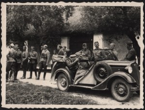 8th Lancers Regiment] Photograph of a group of officers [Polish Fiat].