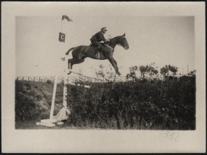 Fotografie rotmistra Henryka Dobrzańského na mezinárodní soutěži vojenských hippies v Nice v roce 1925. HUBAL [polský jezdecký tým při Ministerstvu vnitra ve Varšavě].