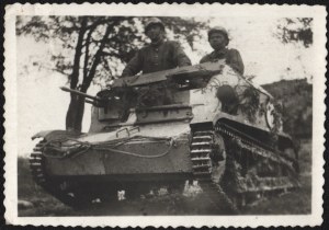 TANKIETKA TK-S] Photograph of a Tankietka TK-S crew during an exercise [1930s].