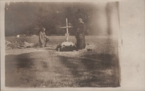 POLISH LEGIONS] Bishop Władysław Bandurski over the grave of a legionnaire [Volhynia 1916?]