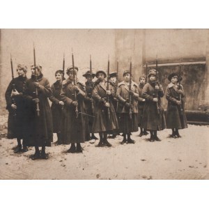 [Women's Voluntary Legion] Photograph of a unit of the Women's Voluntary Legion from the period of the Battle for Lviv. November 1918.