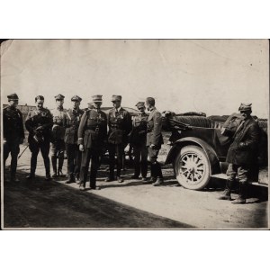 [7. eskadra myśliwska im. Tadeusza Kościuszki, gen. Stanisław HALLER] Fotografia Gen. Stanisława Hallera i lotników 7. Eskadry po dekoracji. 1920 r.