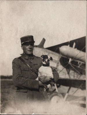 Fotografia francúzskeho pilota poručíka Nardina z francúzskej vojenskej misie na letisku Ľvov v júni 1920. : jeho lietadlo Breguet XVI v pozadí. Ľvov VI 1920.