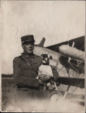 Fotografia francúzskeho pilota poručíka Nardina z francúzskej vojenskej misie na letisku Ľvov v júni 1920. : jeho lietadlo Breguet XVI v pozadí. Ľvov VI 1920.