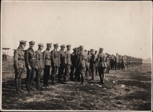 III Gruppo Aviazione] Decorazione degli aviatori della III Squadriglia per la difesa di Lwów nell'agosto 1920 da parte del generale Stanisław Haller. Lwów - Lewandowka 2 ottobre 1920.