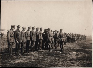 III Gruppo Aviazione] Decorazione degli aviatori della III Squadriglia per la difesa di Lwów nell'agosto 1920 da parte del generale Stanisław Haller. Lwów - Lewandowka 2 ottobre 1920.