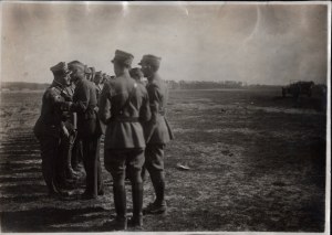 Lvovské letectvo 1919/1920] Generál Stanisław Haller vyznamenáva letcov 3. eskadry na obranu Ľvova. 2 X 1920