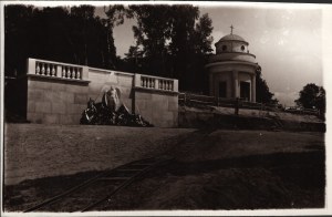 Cintorín obrancov Ľvova] Zbierka 13 fotografií z obdobia výstavby pohrebiska (odtlačky zo 60. - 70. rokov 20. storočia) a 2 fotografie z roku 1989.