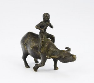 Neurčený sochár, 19.-20. storočie, Chlapec na bizónovi - figúrka