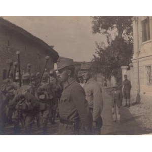 092-28.       ALEKSANDER WINIARSKI I MASZERUJĄCY ODDZIAŁ, ok. 1916