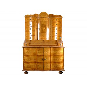 Armoire à tabernacle surmontée d'un couvercle, dans le style du milieu du XVIIIe siècle, réalisée au XXe siècle