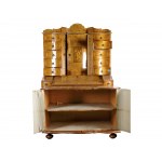 Armoire à tabernacle surmontée d'un couvercle, dans le style du milieu du XVIIIe siècle, réalisée au XXe siècle