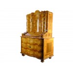 Armoire à tabernacle surmontée d'un couvercle, dans le style du milieu du XVIIIe siècle, réalisée au XXe siècle