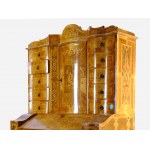 Armoire à tabernacle surmontée d'un couvercle, dans le style du milieu du XVIIIe siècle, réalisée au XXe siècle