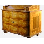 Armoire à tabernacle surmontée d'un couvercle, dans le style du milieu du XVIIIe siècle, réalisée au XXe siècle