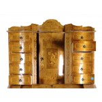 Armoire à tabernacle surmontée d'un couvercle, dans le style du milieu du XVIIIe siècle, réalisée au XXe siècle