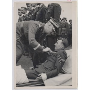 PSZnZ, Fotografia dekoracja sierż. pil. Popławskiego Krzyżem OVM