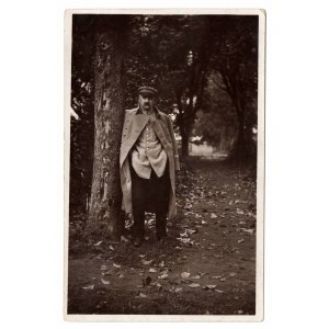 II RP, Fotografia marsz. Piłsudski na spacerze w Pikieliszkach