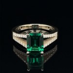 RING WITH EMERALD LAB GROWN AND DIAMONDS - RNG30301