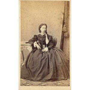 Warszawa, Sadowski i Trzebiecki - Kobieta w czarnej sukni, ok. 1864.