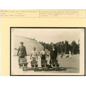 Kraków - Biale Emil, st. majstr. wojsk. w 1 Pułku Sap. Kolejowych w Krakowie wraz z rodziną przy sypaniu Kopca Piłsudskiego, 1935.