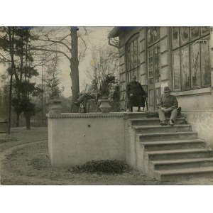 Jaśkowice, k. Krakowa - Rodzina przed domem, ok. 1910.