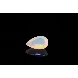 White pear opal faceted / 1.77 ct
