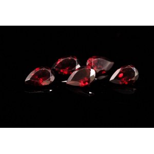 Set of pear cut faceted garnets (5 pcs / 7.78 ct)