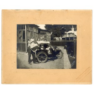 Grodno - fotografia, motocykl z koszem na tle domu, II RP (234)