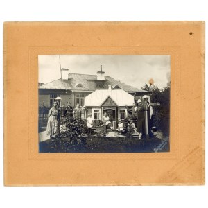 Grodno - photograph, family in the background of a house, Second Republic (235)