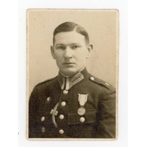 National Police - portrait of policeman with medal, Second Republic (891)