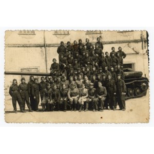 Polish Army - photo of a tank and soldiers (893)