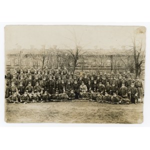 Żołnierze na tle budynku - fotografia zbiorowa z ok. 1920 r. (932)