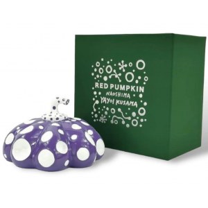 KUSAMA YAYOI Giappone 1929 &quot;Red Pumpkin Naoshima&quot; Scultura in resina viola e bianca cm 14x14 (diam.). Contenuta nella sua scatola originale. Firma in stampa alla base.