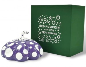 KUSAMA YAYOI Giappone 1929 "Red Pumpkin Naoshima" Scultura in resina viola e bianca cm 14x14 (diam.). Contenuta nella sua scatola originale. Firma in stampa alla base.
