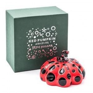 KUSAMA YAYOI Giappone 1929 "Red Pumpkin Naoshima" Scultura in resina rossa e nera cm 14x14 (diam.). Contenuta nella sua scatola originale. Firma in stampa alla base.