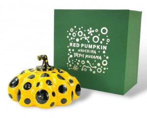 KUSAMA YAYOI Giappone 1929 "Red Pumpkin Naoshima" Scultura in resina gialla e nera cm 14x14 (diam.). Contenuta nella sua scatola originale. Firma in stampa alla base.