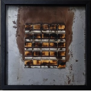 AUBERTIN BERNARD France 1934 - Allemagne 2015 "Dessin de feu" Allumettes brûlées sur métal 50x50 cm, de 2009. Exemplaire unique. Au dos signature, date et numéro d'archive. Archivé par l'Archive des œuvres de Bernard Aubertin.
